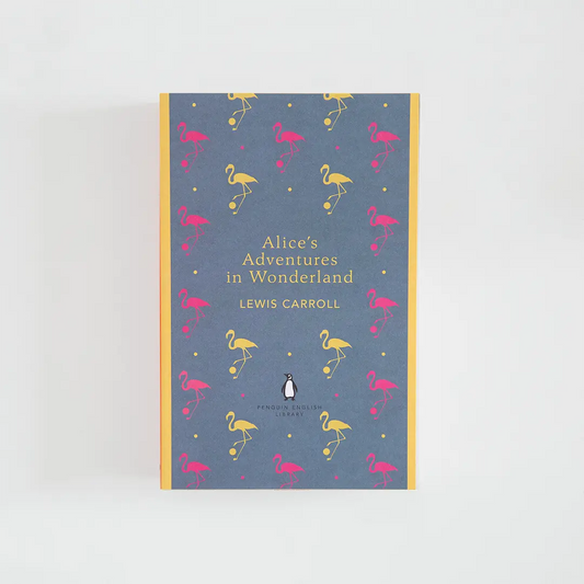 Portada azul y amarillo del libro en inglés Alice's Adventures in Wonderland de Lewis Carroll de la colección Penguin English Library sobre fondo blanco.

