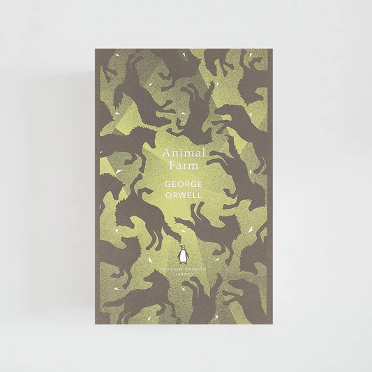 Portada verde y amarilla del libro en inglés Animal Farm de George Orwell de la colección Penguin English Library sobre fondo blanco.
