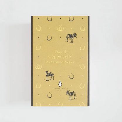 Portada amarilla y gris del libro en inglés David Copperfield de Charles Dickens de la colección Penguin English Library sobre fondo blanco.
