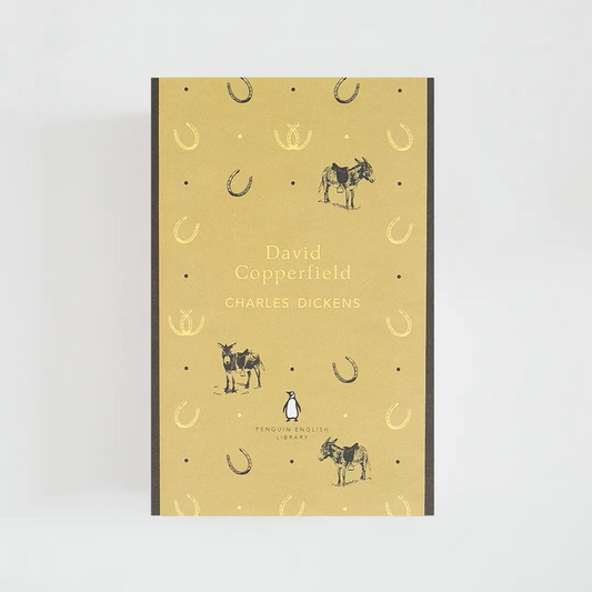 Portada amarilla y gris del libro en inglés David Copperfield de Charles Dickens de la colección Penguin English Library sobre fondo blanco.

