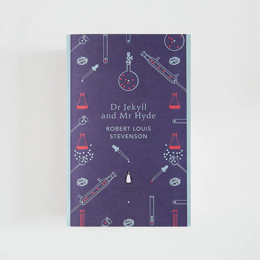 Portada morada y celeste del libro en inglés Dr Jekyll and Mr Hyde de Robert Louis Stevenson de la colección Penguin English Library sobre fondo blanco.
