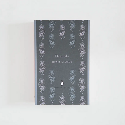 Portada en tonos grises del libro en inglés Dracula de Bram Stoker de la colección Penguin English Library sobre fondo blanco.
