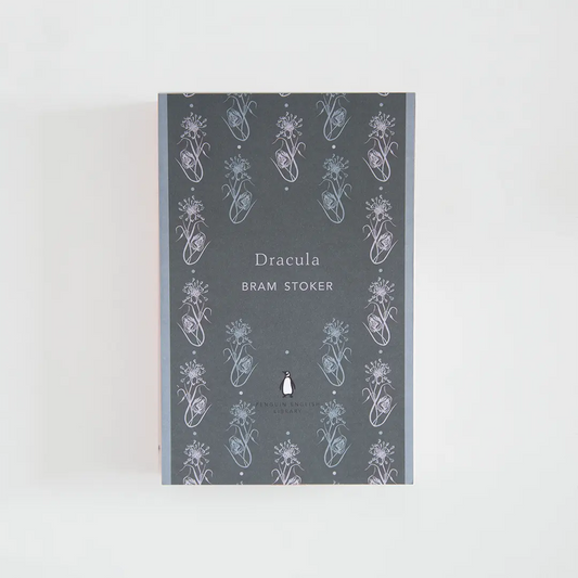 Portada en tonos grises del libro en inglés Dracula de Bram Stoker de la colección Penguin English Library sobre fondo blanco.
