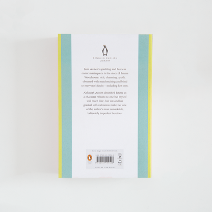 Trasera turquesa y amarilla con sinopsis del libro en inglés Emma de Jane Austen de la colección Penguin English Library sobre fondo blanco.