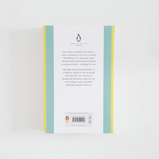 Trasera turquesa y amarilla con sinopsis del libro en inglés Emma de Jane Austen de la colección Penguin English Library sobre fondo blanco.