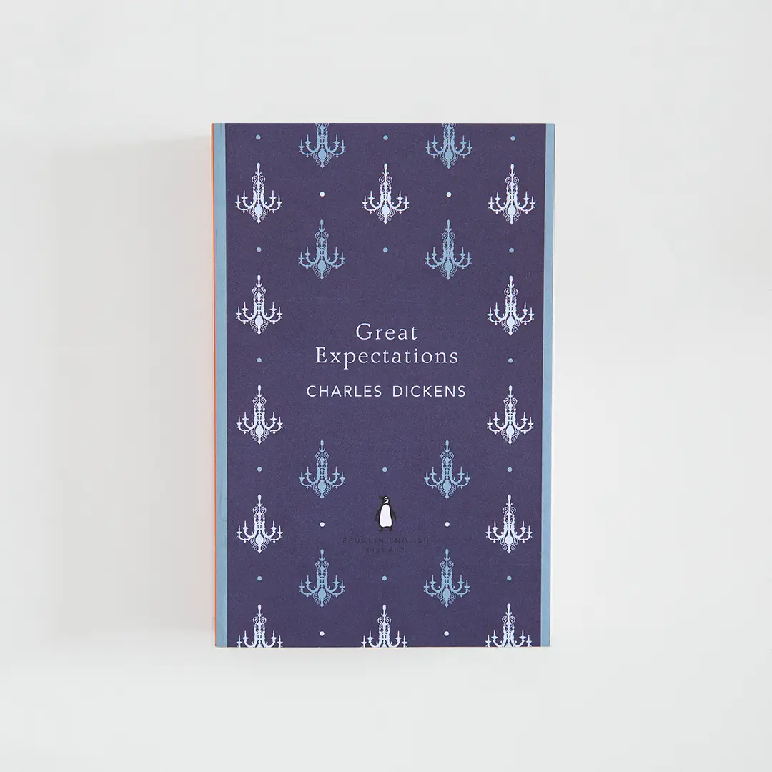 Portada morada y celeste del libro en inglés Great Expectations de Charles Dickens de la colección Penguin English Library sobre fondo blanco.
