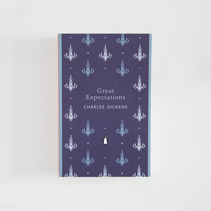Portada morada y celeste del libro en inglés Great Expectations de Charles Dickens de la colección Penguin English Library sobre fondo blanco.
