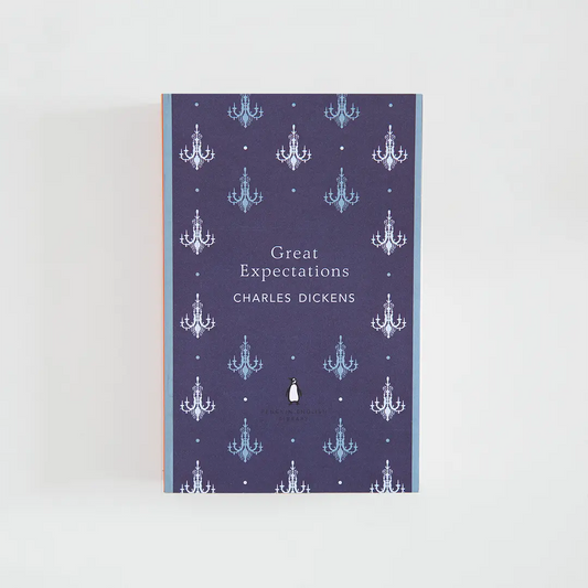 Portada morada y celeste del libro en inglés Great Expectations de Charles Dickens de la colección Penguin English Library sobre fondo blanco.
