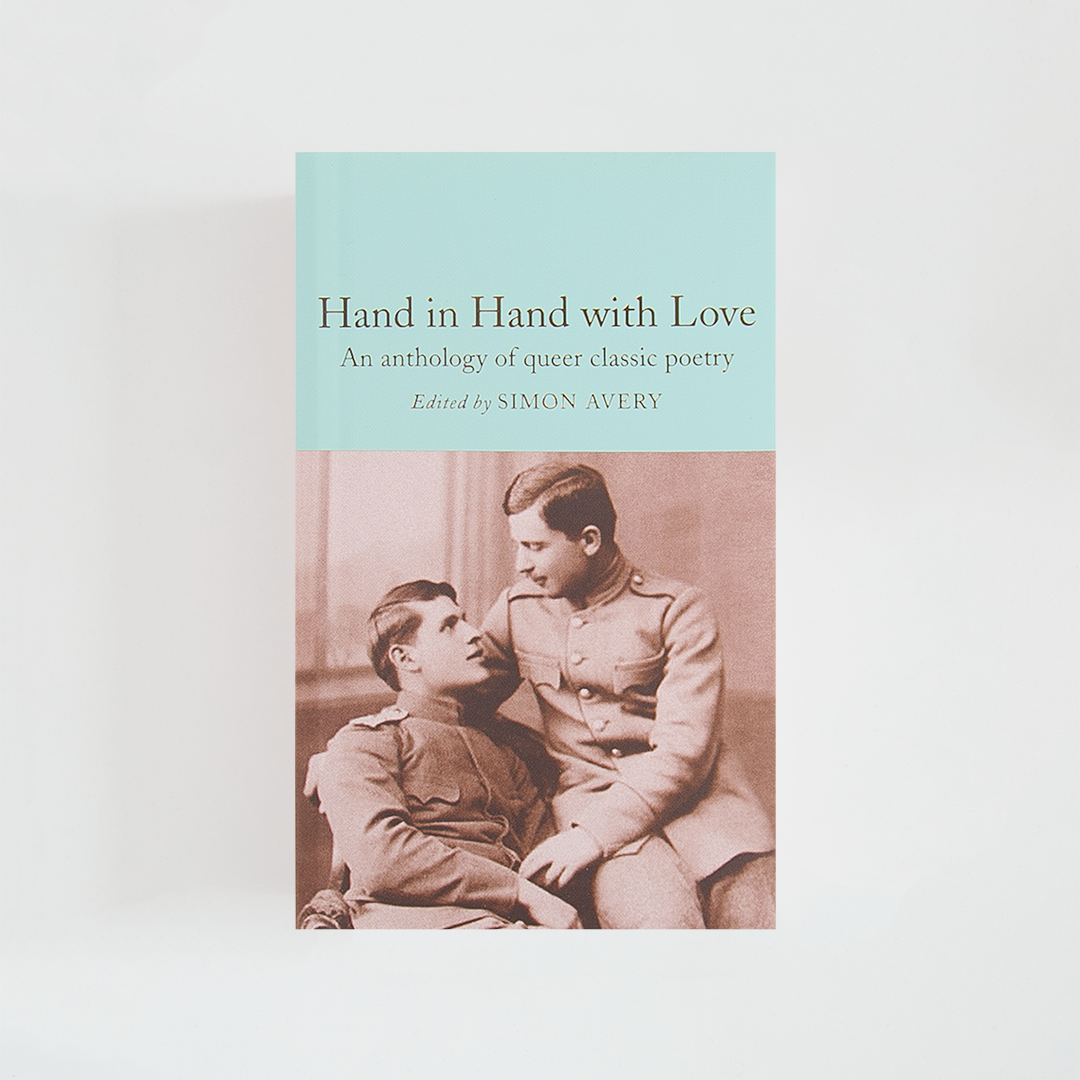 Portada del libro Hand in Hand with Love: An anthology of queer classic poetry de Simon Avery (The Collector's Library) de color celeste acompañada de imagen inspirada en la novela.