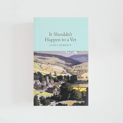 Portada del libro It Shouldn't Happen to a Vet de James Herriot (The Collector's Library) de color celeste acompañada de imagen inspirada en la novela.
