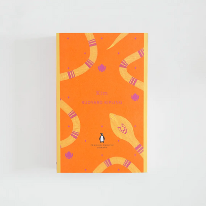 Portada naranja y amarillo del libro en inglés Kim de Rudyard Kipling de la colección Penguin English Library sobre fondo blanco.
