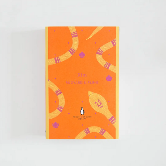 Portada naranja y amarillo del libro en inglés Kim de Rudyard Kipling de la colección Penguin English Library sobre fondo blanco.
