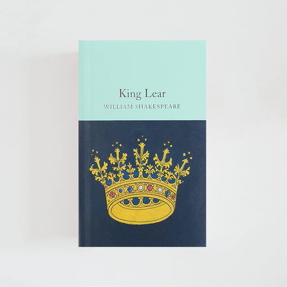 Portada del libro King Lear de William Shakespeare (The Collector's Library) de color celeste acompañada de imagen inspirada en la novela.