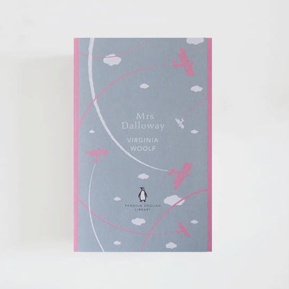 Portada gris y rosa del libro en inglés Mrs Dalloway de Virginia Wolf de la colección Penguin English Library sobre fondo blanco.
