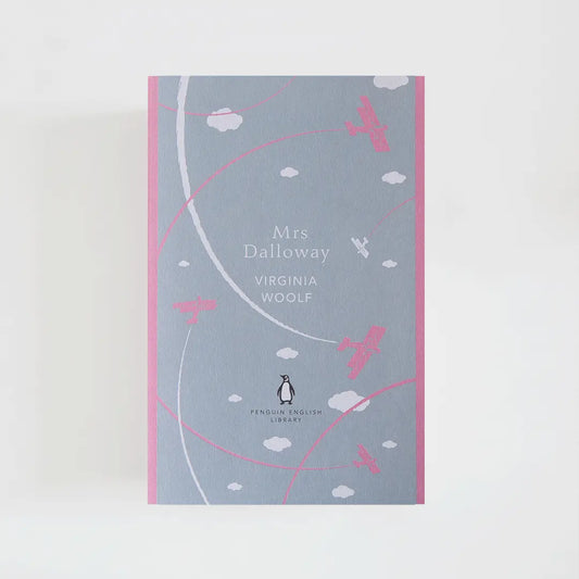 Portada gris y rosa del libro en inglés Mrs Dalloway de Virginia Wolf de la colección Penguin English Library sobre fondo blanco.
