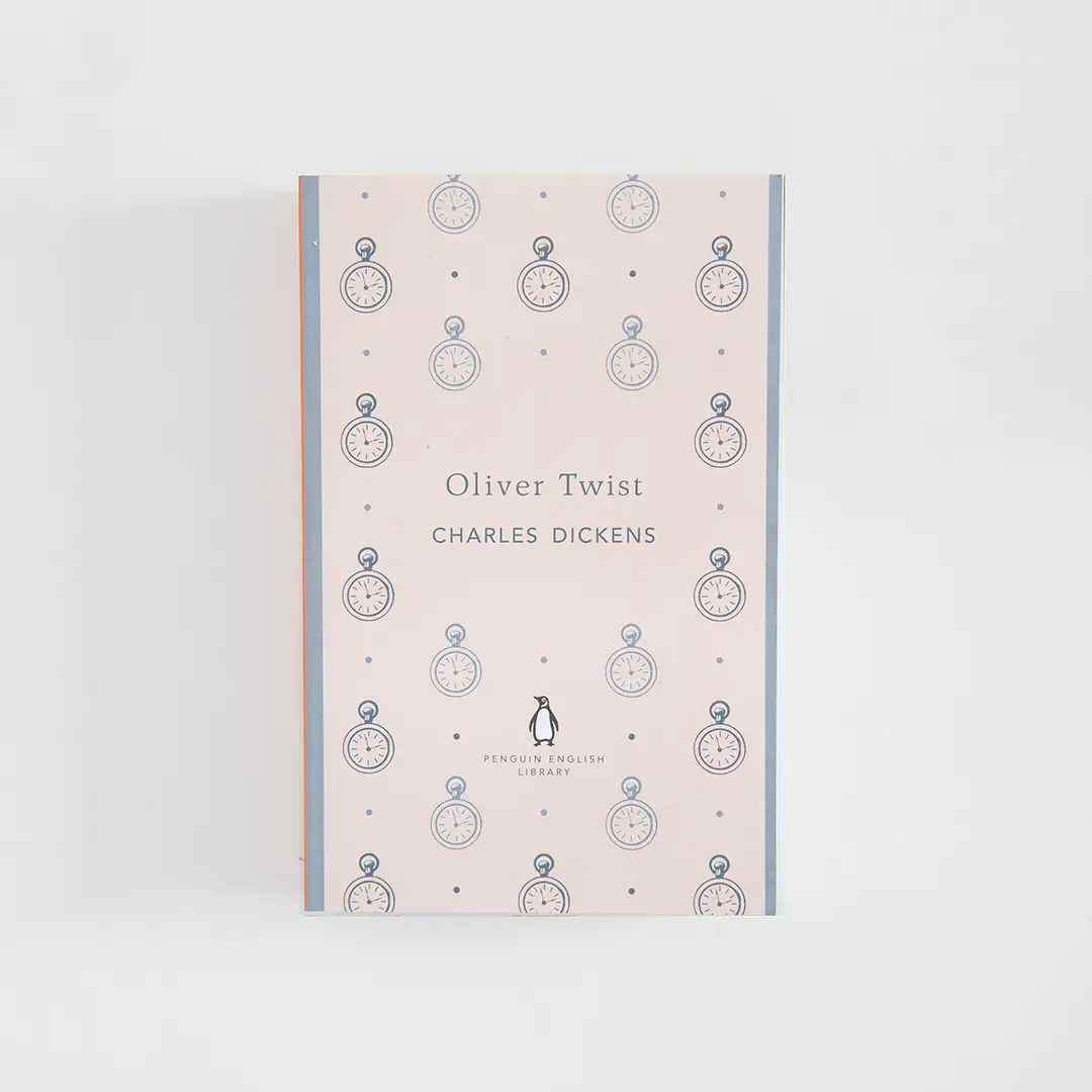 Portada blanco roto y gris del libro en inglés  Oliver Twist de Charles Dickens de la colección Penguin English Library sobre fondo blanco.
