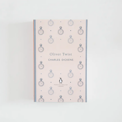Portada blanco roto y gris del libro en inglés  Oliver Twist de Charles Dickens de la colección Penguin English Library sobre fondo blanco.
