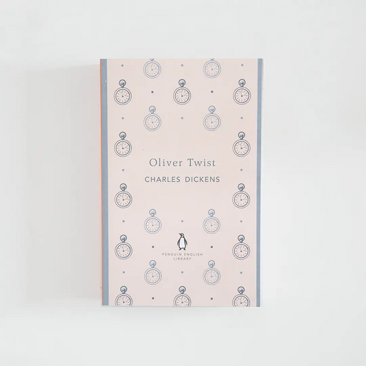 Portada blanco roto y gris del libro en inglés  Oliver Twist de Charles Dickens de la colección Penguin English Library sobre fondo blanco.
