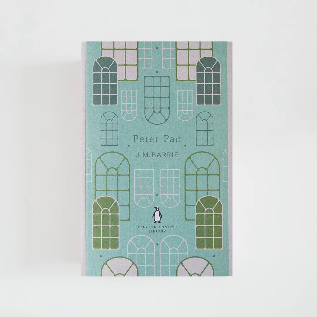 Portada azul y verde del libro en inglés Peter Pan de J.M. Barrie de la colección Penguin English Library sobre fondo blanco.
