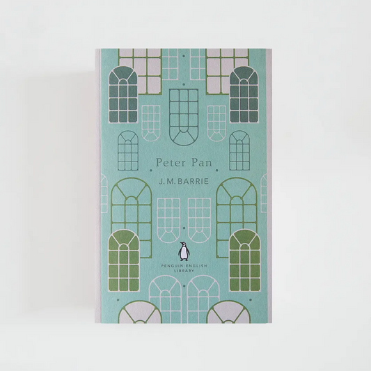 Portada azul y verde del libro en inglés Peter Pan de J.M. Barrie de la colección Penguin English Library sobre fondo blanco.
