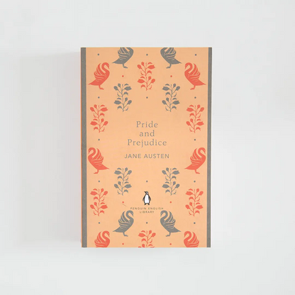 Portada naranja y gris del libro en inglés Pride and Prejudice de Jane Austen de la colección Penguin English Library sobre fondo blanco.
