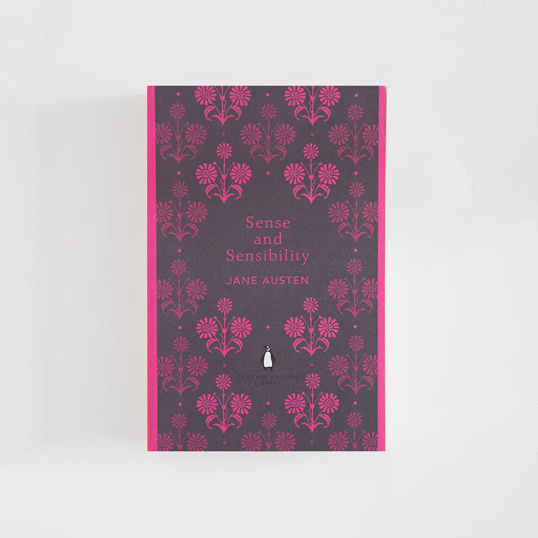 Portada púrpura y rosa del libro en inglés Sense and Sensibility de Jane Austen de la colección Penguin English Library sobre fondo blanco.
