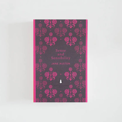 Portada púrpura y rosa del libro en inglés Sense and Sensibility de Jane Austen de la colección Penguin English Library sobre fondo blanco.
