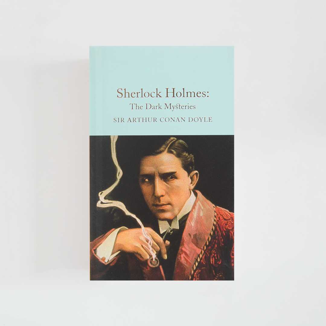 Portada del libro Sherlock Holmes: The Dark Mysteries de Arthur Conan Doyle (The Collector's Library) de color celeste acompañada de imagen inspirada en la novela.