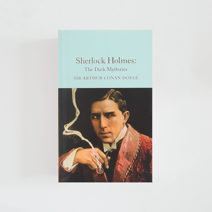 Portada del libro Sherlock Holmes: The Dark Mysteries de Arthur Conan Doyle (The Collector's Library) de color celeste acompañada de imagen inspirada en la novela.