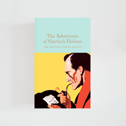 Portada del libro The Adventures of Sherlock Holmes de Arthur Conan Doyle (The Collector's Library) de color celeste acompañada de imagen inspirada en la novela.