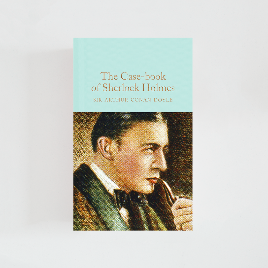 Portada del libro The Case-book of Sherlock Holmes de Arthur Conan Doyle (The Collector's Library) de color celeste acompañada de imagen inspirada en la novela.
