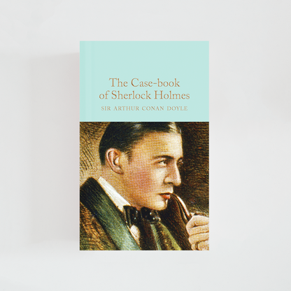 Portada del libro The Case-book of Sherlock Holmes de Arthur Conan Doyle (The Collector's Library) de color celeste acompañada de imagen inspirada en la novela.