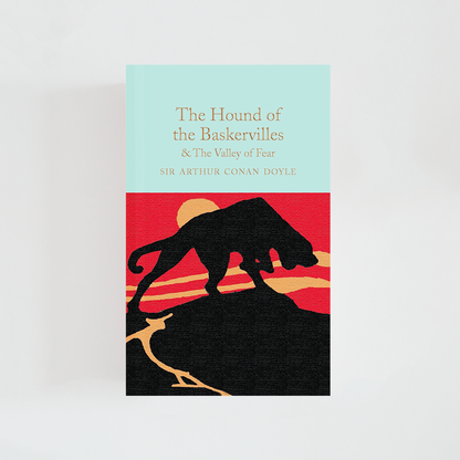 Portada del libro The Hound of the Baskervilles de Arthur Conan Doyle (The Collector's Library) de color celeste acompañada de imagen inspirada en la novela.