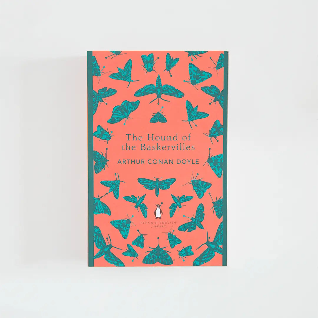Portada roja y verde del libro en inglés The Hound of the Baskervilles de Arthur Conan Doyle de la colección Penguin English Library sobre fondo blanco.
