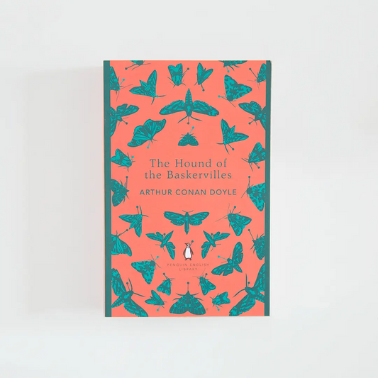 Portada roja y verde del libro en inglés The Hound of the Baskervilles de Arthur Conan Doyle de la colección Penguin English Library sobre fondo blanco.
