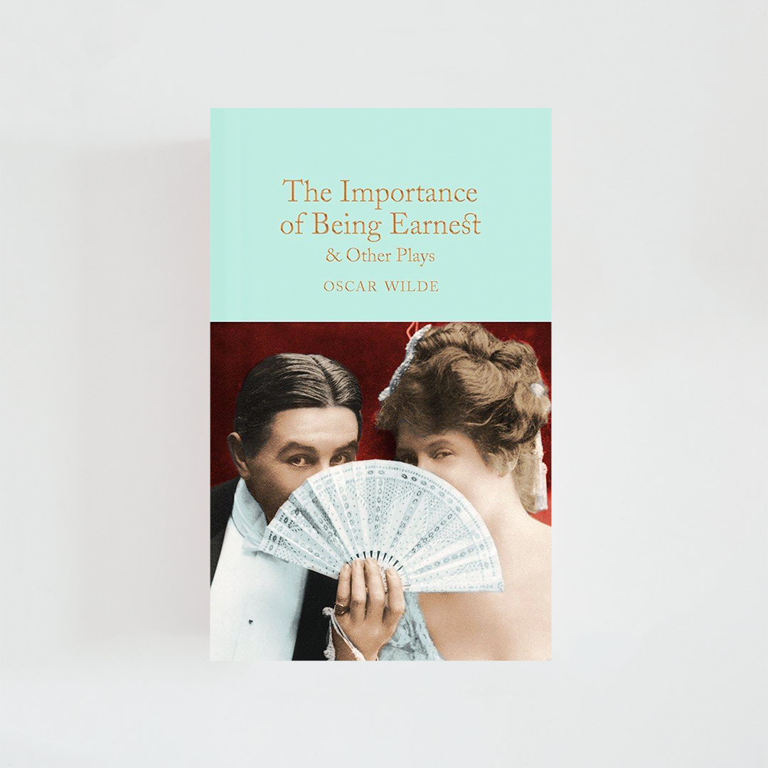 Portada del libro The Importance of Being Earnest de Oscar Wilde (The Collector's Library) de color celeste acompañada de imagen inspirada en la novela.