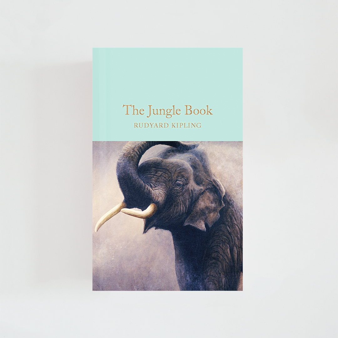 Portada del libro The Jungle Book de Rudyard Kipling (The Collector's Library) de color celeste acompañada de imagen inspirada en la novela.