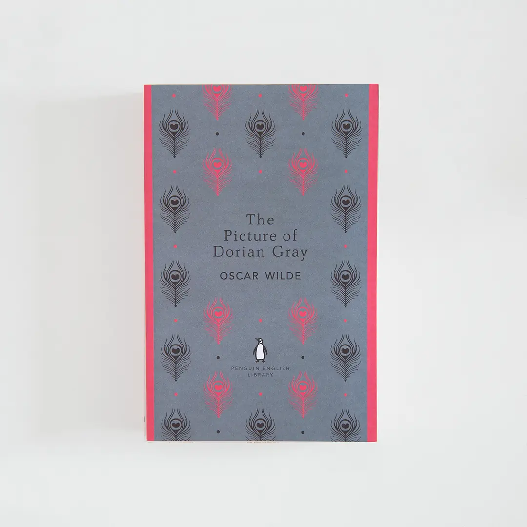 Portada gris y roja del libro en inglés The Picture of Dorian Gray de Oscar Wilde de la colección Penguin English Library sobre fondo blanco.
