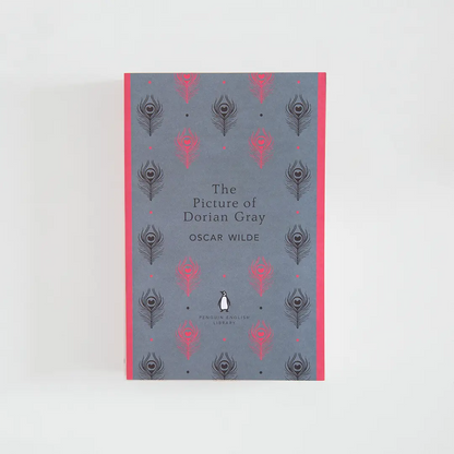 Portada gris y roja del libro en inglés The Picture of Dorian Gray de Oscar Wilde de la colección Penguin English Library sobre fondo blanco.
