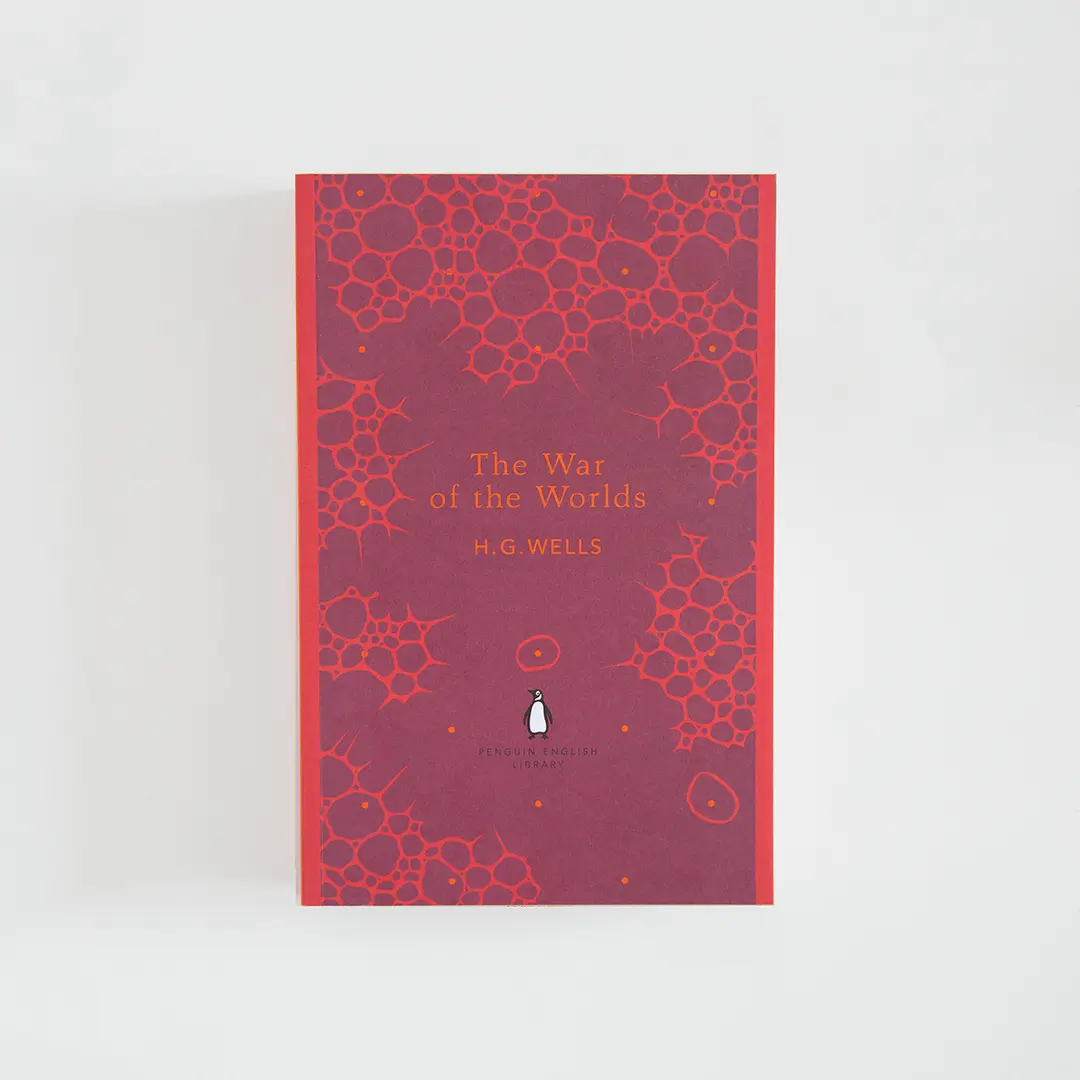 Portada roja y burdeos del libro en inglés The War of the Worlds de H. G. Wells de la colección Penguin English Library sobre fondo blanco.
