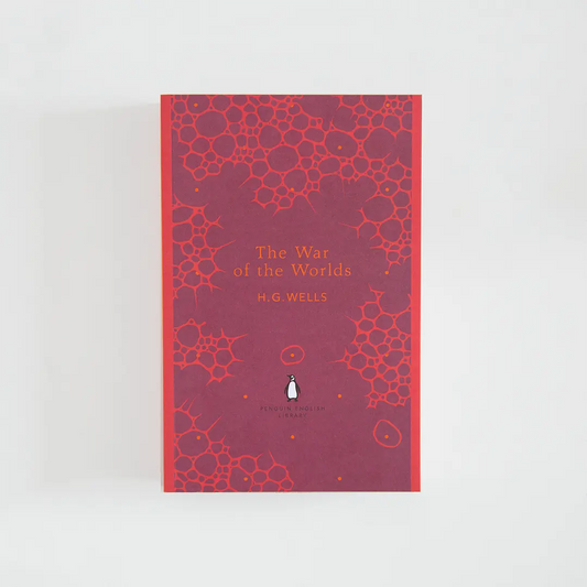 Portada roja y burdeos del libro en inglés The War of the Worlds de H. G. Wells de la colección Penguin English Library sobre fondo blanco.
