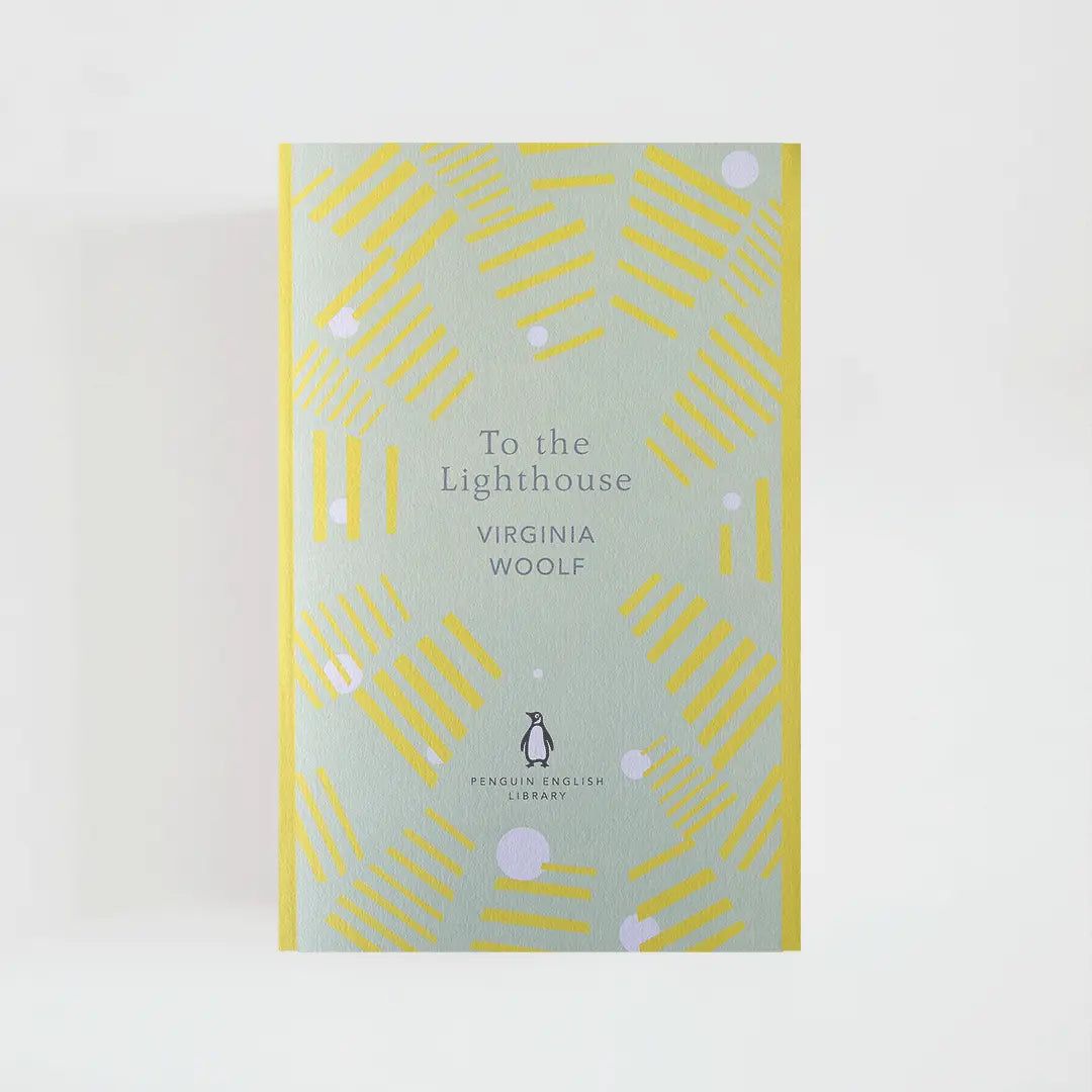 Portada verde y amarillo del libro en inglés To the Lighthouse de Virginia Woolf de la colección Penguin English Library sobre fondo blanco.
