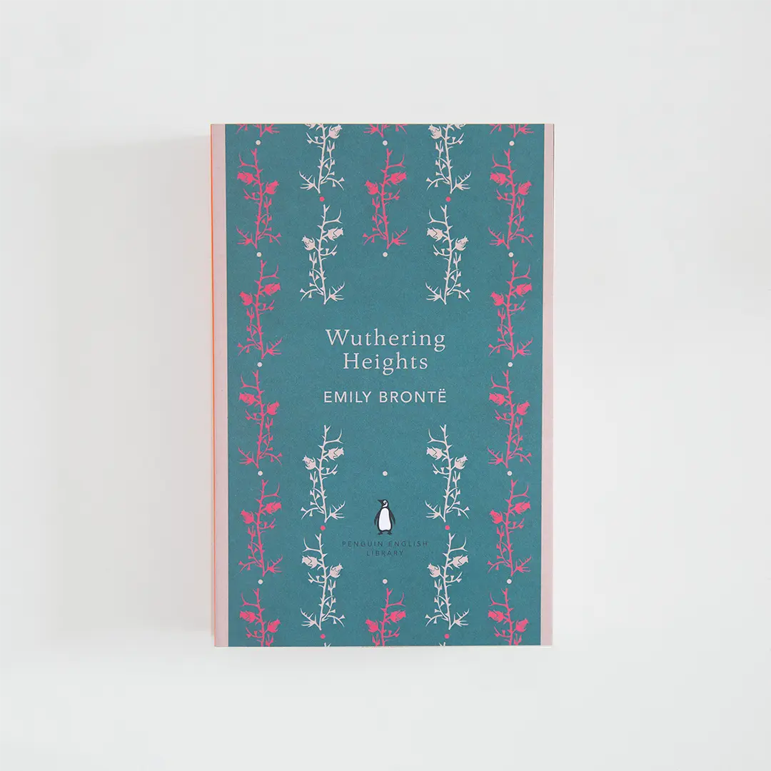 Portada azul y rosa del libro en inglés Wuthering Heights de Emily Brontë de la colección Penguin English Library sobre fondo blanco.
