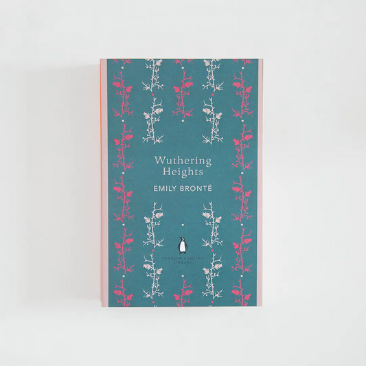 Portada azul y rosa del libro en inglés Wuthering Heights de Emily Brontë de la colección Penguin English Library sobre fondo blanco.
