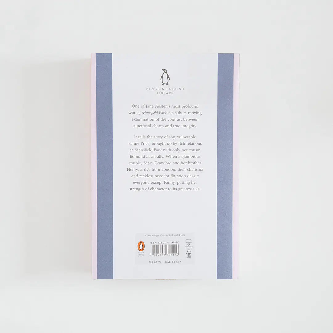 Trasera azul y gris con sinopsis del libro en inglés Mansfield Park de Jane Austen de la colección Penguin English Library sobre fondo blanco.
