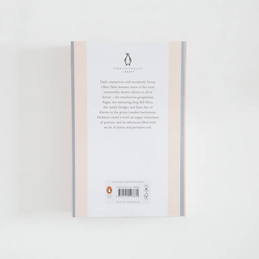 Trasera blanco roto y gris con sinopsis del libro en inglés Oliver Twist de Charles Dickens de la colección Penguin English Library sobre fondo blanco.
