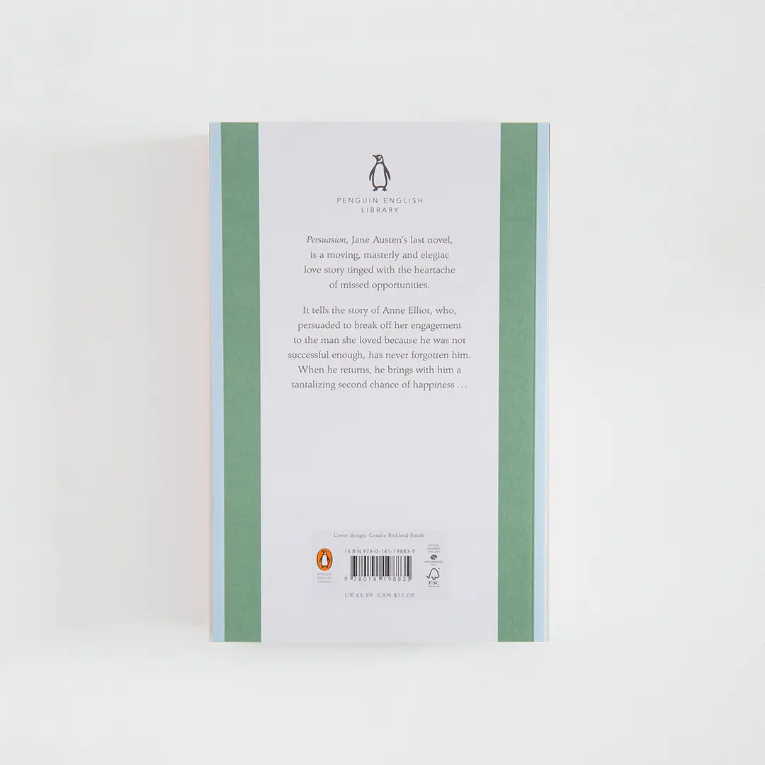 Trasera verde y celeste con sinopsis del libro en inglés Persuasion de Jane Austen de la colección Penguin English Library sobre fondo blanco.
