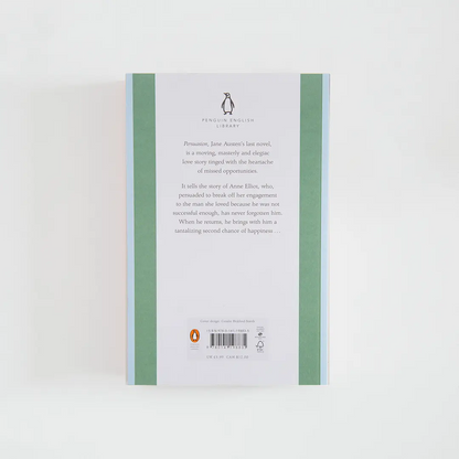 Trasera verde y celeste con sinopsis del libro en inglés Persuasion de Jane Austen de la colección Penguin English Library sobre fondo blanco.
