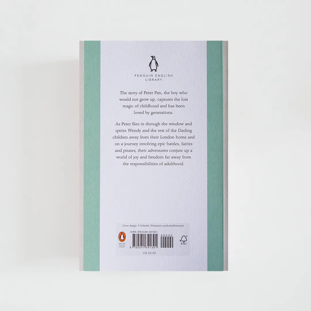 Trasera azul y verde con sinopsis del libro en inglés Peter Pan de J.M. Barrie de la colección Penguin English Library sobre fondo blanco.
