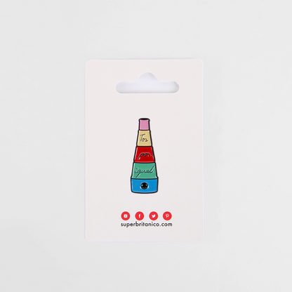 Pin inspirado en el cartel del Orgullo de 2025 con forma de incensario, con los colores de la cresta de Curro y frase Tos por igual diseñado por Superbritánico para el Ayuntamiento de Sevilla expuesto sobre cartulina blanca.